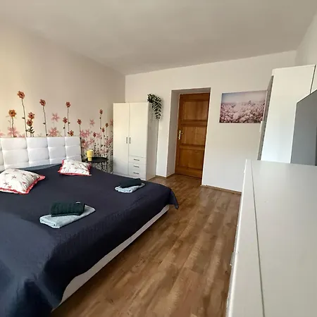 Izby Smart - Zdielana Kuchyna, Kupelna A Wc S Druhou Izbou Appartement Martin